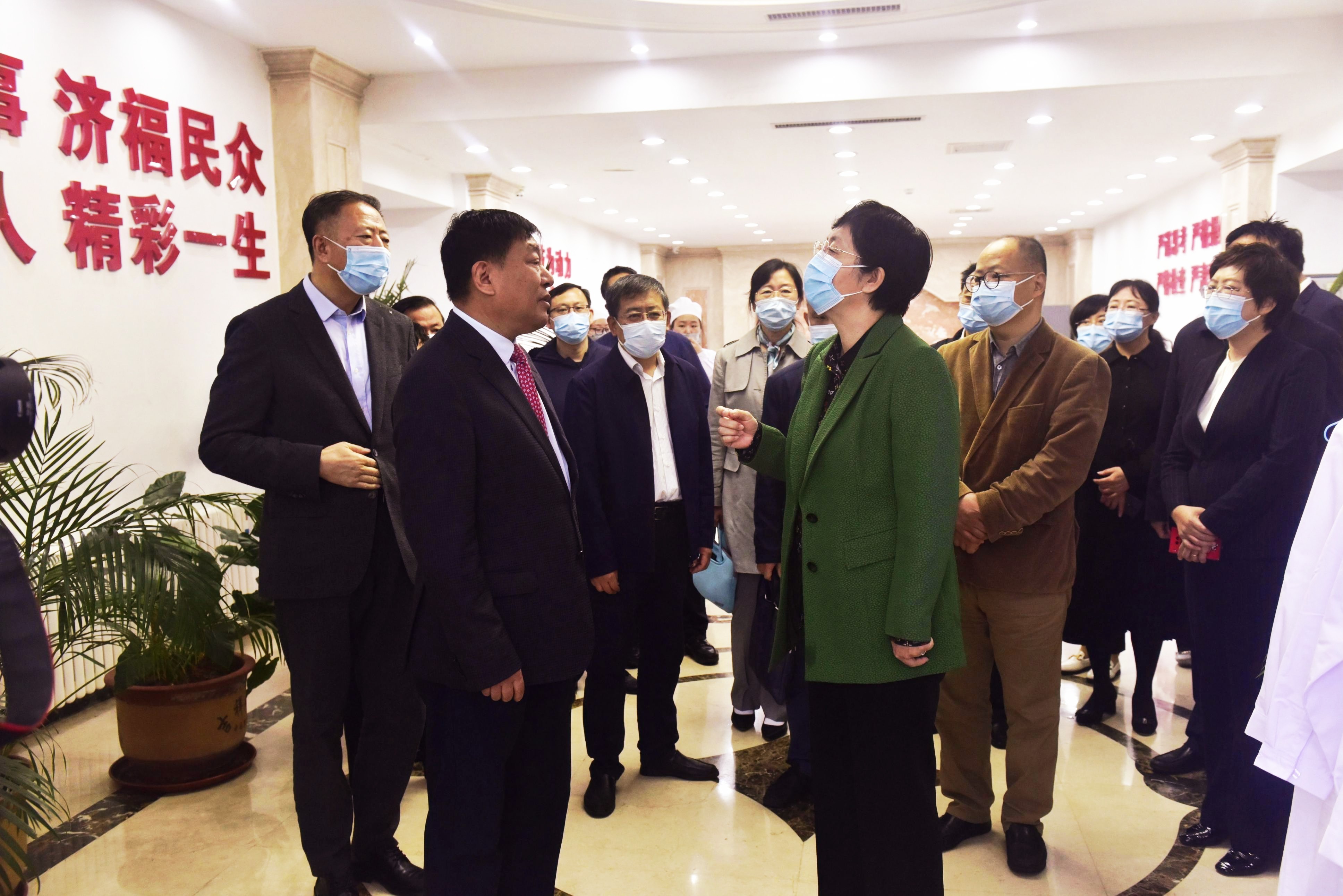 國家藥品監(jiān)督管理局局長、農(nóng)工黨中央副主席焦紅來吉林省北藥藥材加工有限公司調(diào)研考察